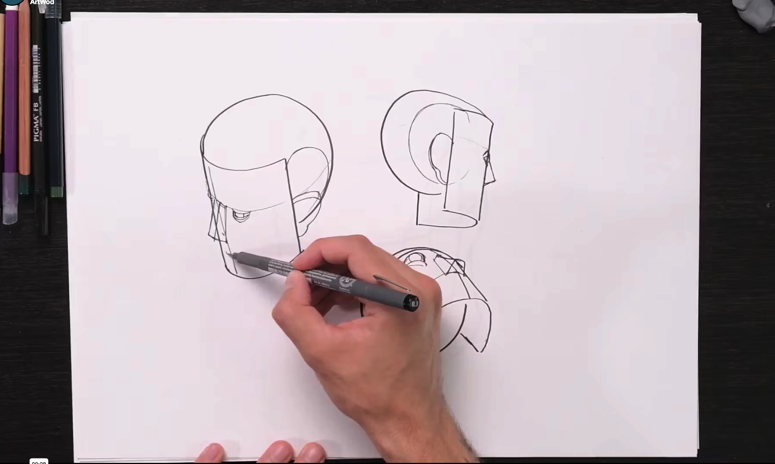 Ajoute les éléments simplifiés du visage sur la structure de la tête.